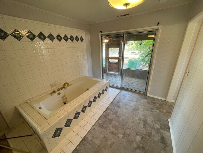Building Photo - Butte Valley 3 bed 2 bath home, Privacy, n...
