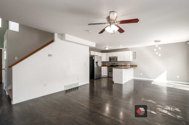 Building Photo - Stunning Row End Townhome In Excellent Loc...