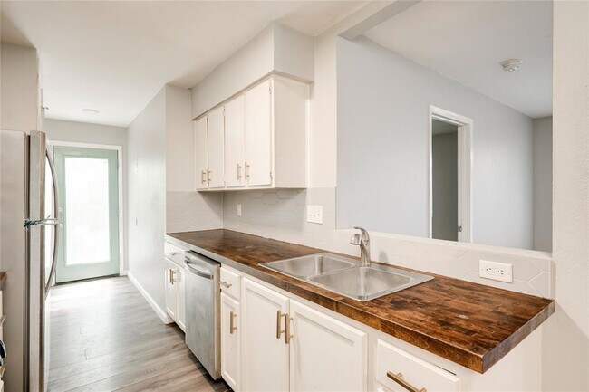 Building Photo - 915 Chisholm Cove