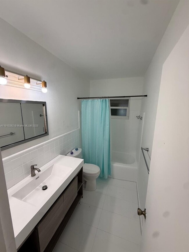 Building Photo - 8401 SW 33rd Terrace