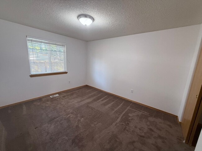 Building Photo - Spacious 3BD/2BA Home with Two-Car Garage,...