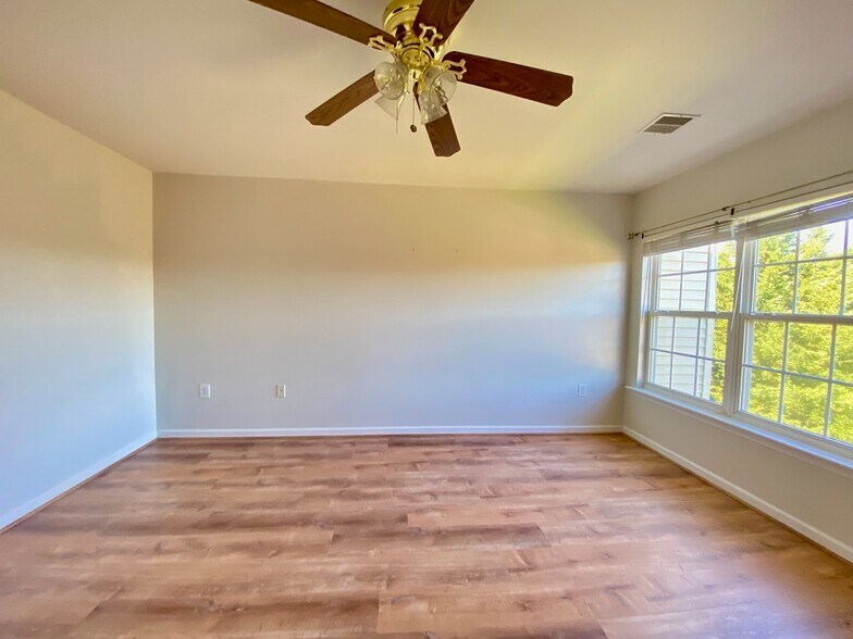 Building Photo - 2703 Equestrian Dr