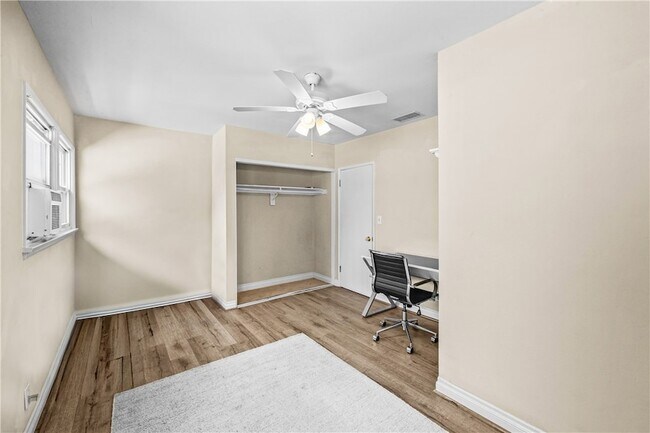 Building Photo - 542 N Waverly St