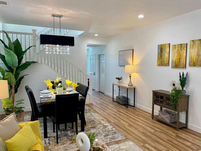 Building Photo - Classy Single Family Home Conviently located - Easy drive to Pendelton or Miramar - Nice family n...