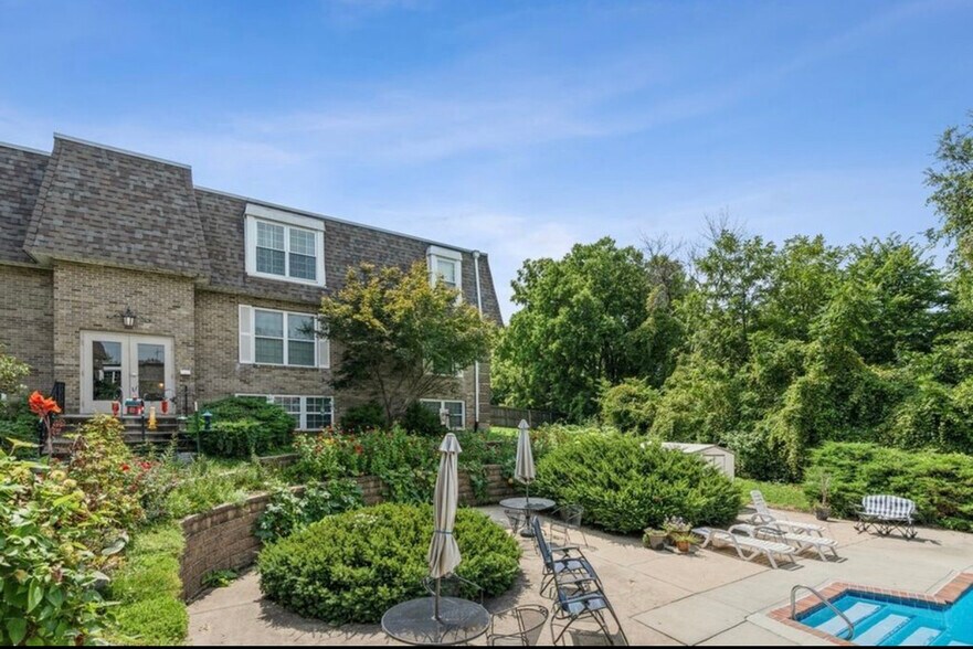 Building Photo - 1100 E 6th St