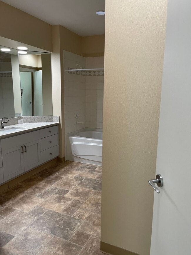 Building Photo - Fantastic Condo in the Heart of Downtown B...