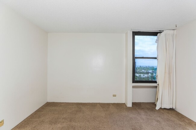 Building Photo - Aloha Towers - 2 bedroom, 2 bath corner unit with 1 covered parking stall