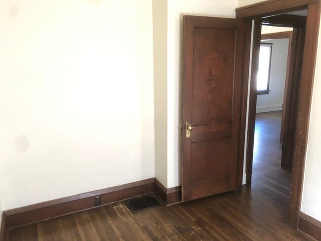 Building Photo - Charming 2 Bedroom House!