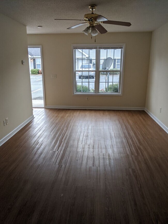 Building Photo - Two bedroom, 1.5 townhouse in Graham (Park...