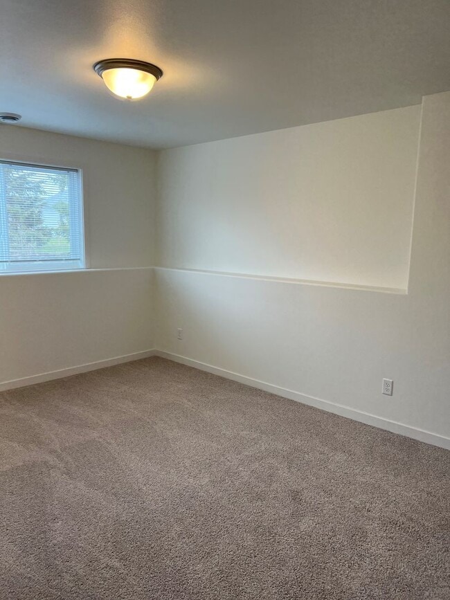 Building Photo - 4 Bed 2 Bath Twin Home