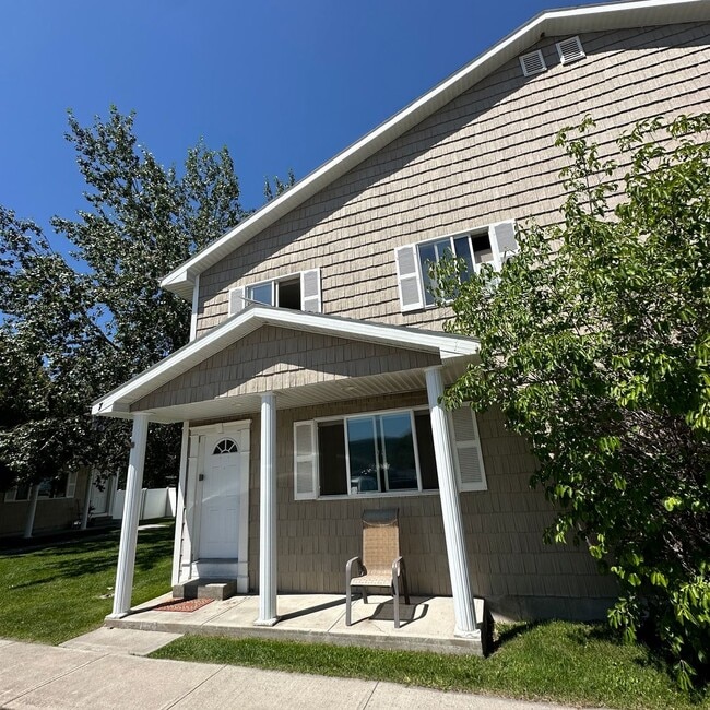 Building Photo - 3 Bedroom Victor Townhouse - Furnished