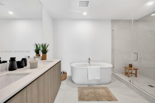 Building Photo - 17550 Collins Ave