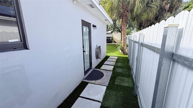 Building Photo - 433 NW 15th Way