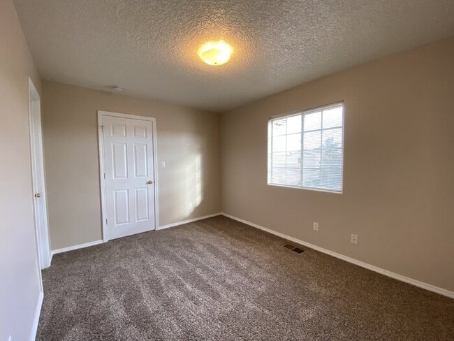 Building Photo - LOTS OF SPACE - LARGE 3 BR PLUS LOFT!