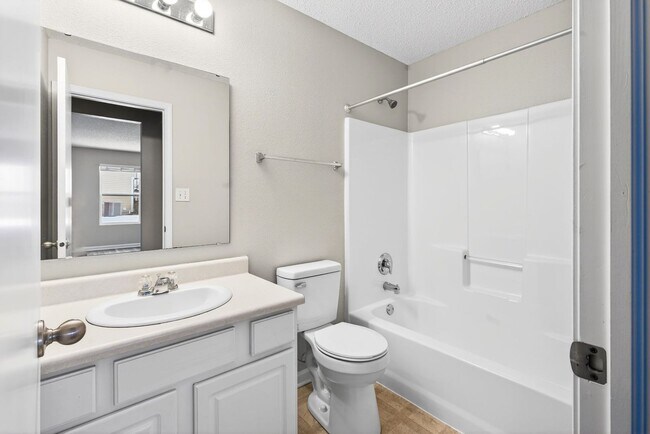 Building Photo - Gorgeous 3 Bed 2 Bath in Quiet Neighborhood!