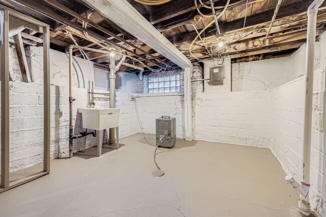 Building Photo - 2630 14th Ave S