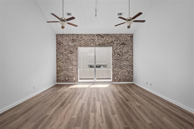 Building Photo - 811 Robin St