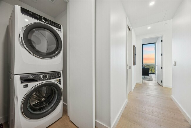 Building Photo - 610 Davis St