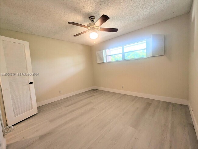 Building Photo - 820 S Hollybrook Dr