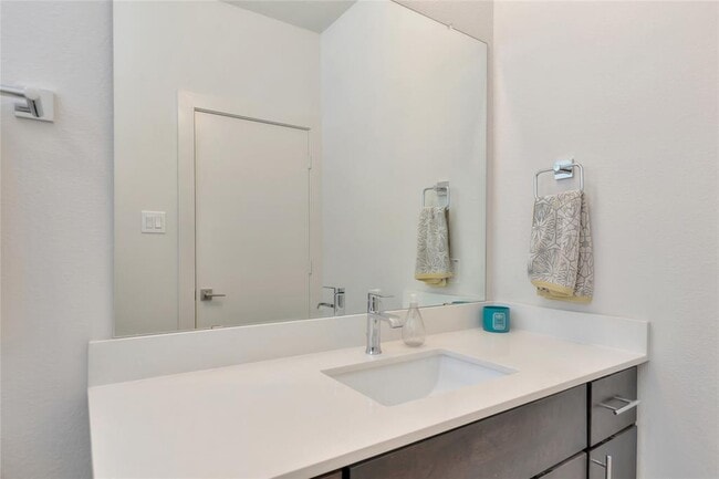 Building Photo - 3210 N MacGregor Way