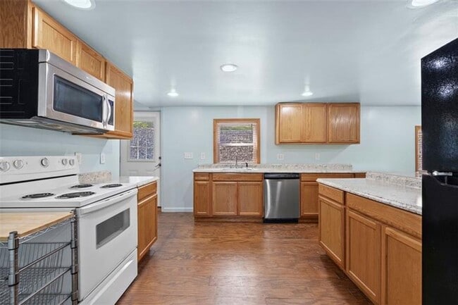 Building Photo - 3-Bedroom Home in Carrick on Private Street