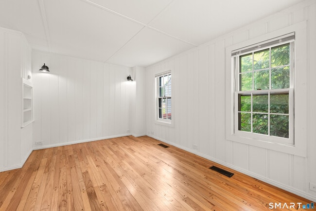 Building Photo - 527 Danbury Rd