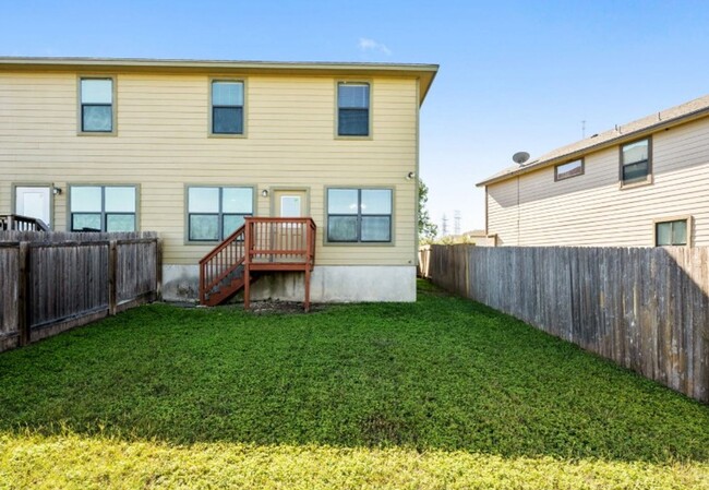 Building Photo - Spacious 3 bedroom 2.5 Bath Duplex in Gate...