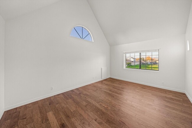 Building Photo - Large Renovated 3bed x 2.5bath Townhouse with Private Patio & 2-Car Garage