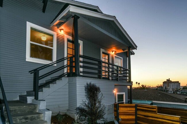 Building Photo - Updated 1 Bed 1 Bath in the Heart of Echo Park - Parking, laundry and great views!