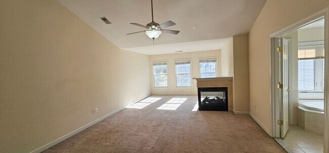 Building Photo - Beautiful And Spacious 3 Bed 3.5 Bath Bric...