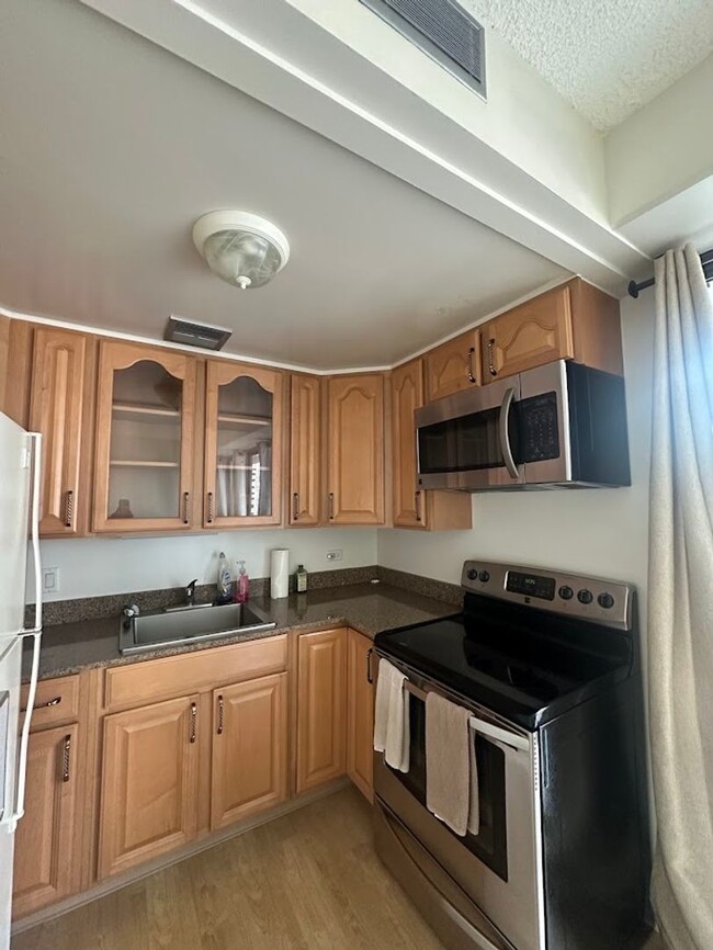 Building Photo - Harbor Square READY TO MOVE IN 1 bed, 1 bath with 1 parking, utilities included, walk to the conv...