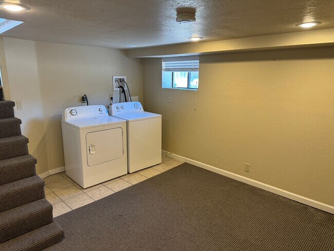 Building Photo - Charming South West Home!