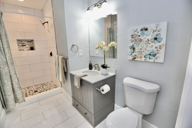 Building Photo - Updated & Ready 09-19-25! Pet Friendly - F...