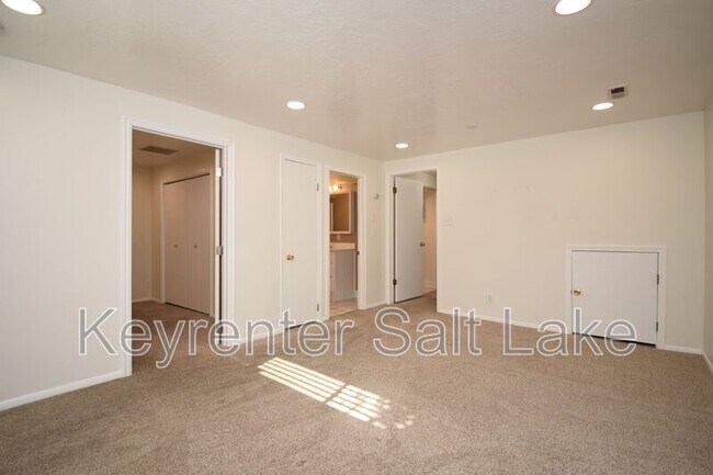 Building Photo - 6888 Hillside Village Cir