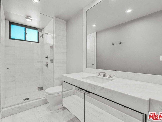 Building Photo - 1100 Alta Loma Rd