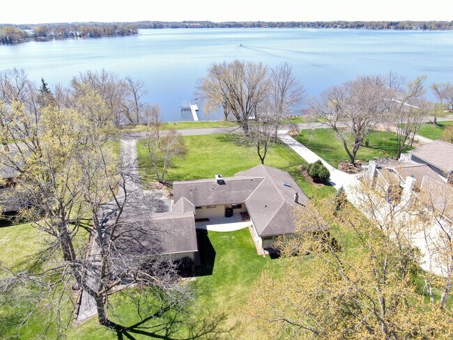 Building Photo - 202 Lac La Belle Dr