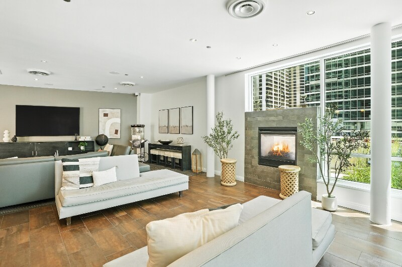 Building Photo - 335 E Ohio St