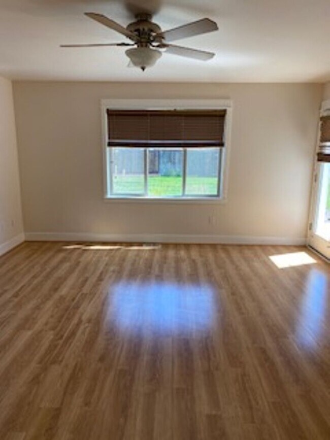 Building Photo - NW Redmond on a huge lot!