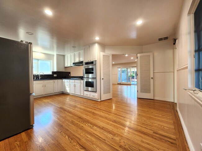 Building Photo - Charming Single Family Home Located in Sou...