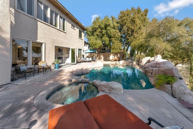 Building Photo - Queensridge Beauty - 5 bedroom on a 1/4+ acre lot