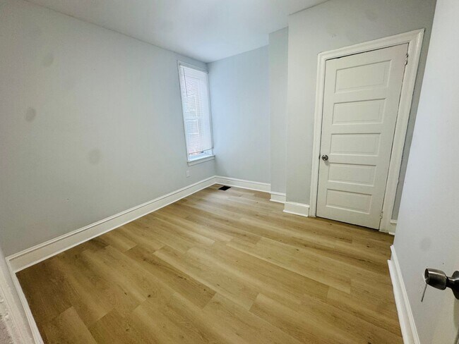 Building Photo - Remodeled 3bd/1 House with Rear yard!! SEC...