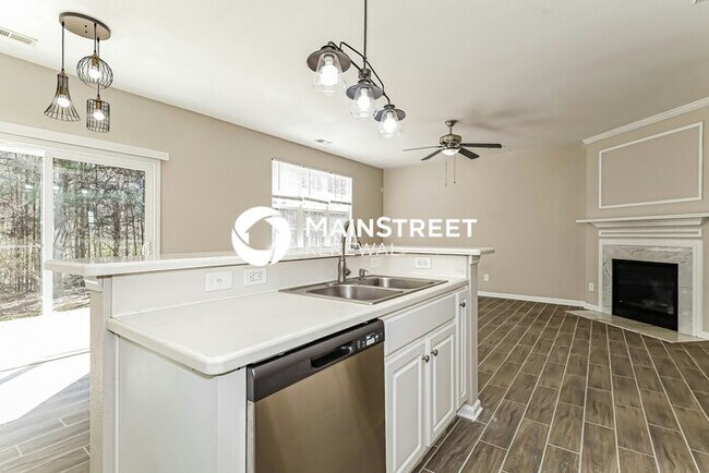 Building Photo - 4 Bedroom Pet-Friendly Home in CHARLOTTE, NC with Main Street Renewal