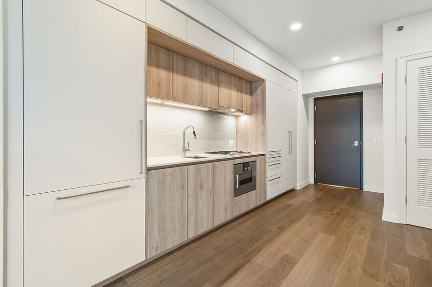 Building Photo - 211 N Harbor Dr