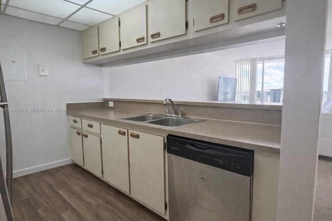 Building Photo - 7601 E Treasure Dr