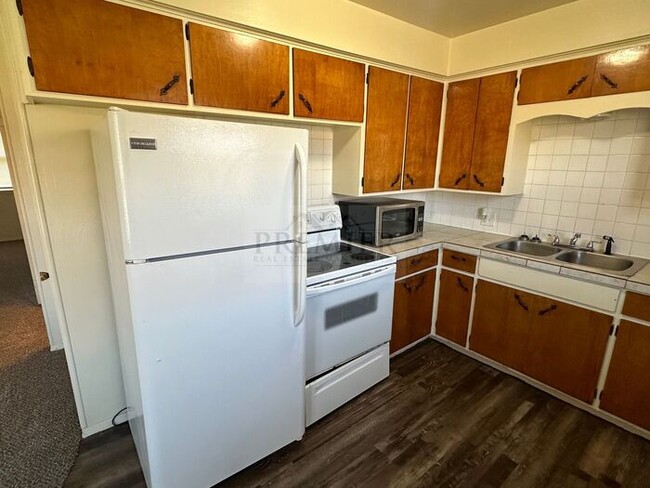 Building Photo - 2 bed / 1 bath -4 plex - close to school -...