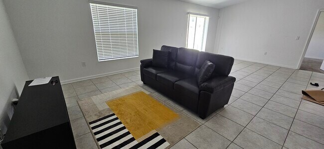 Building Photo - 1113 Saguaro St