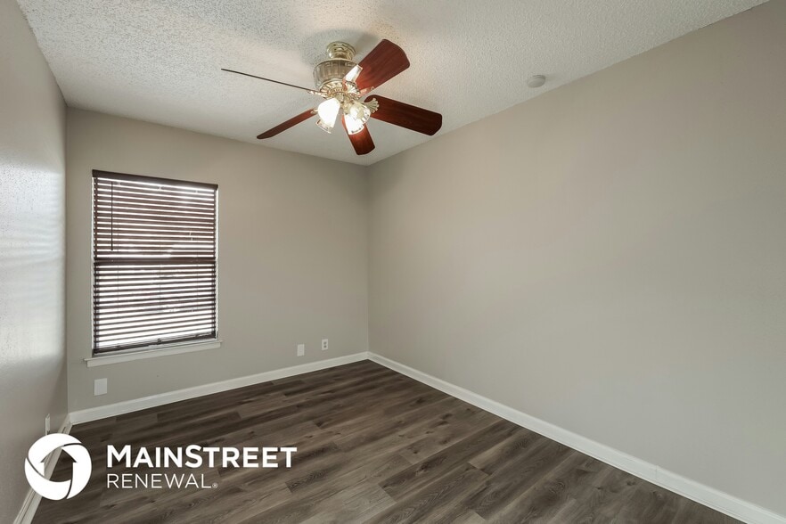 Building Photo - 6606 Gallery Oak St