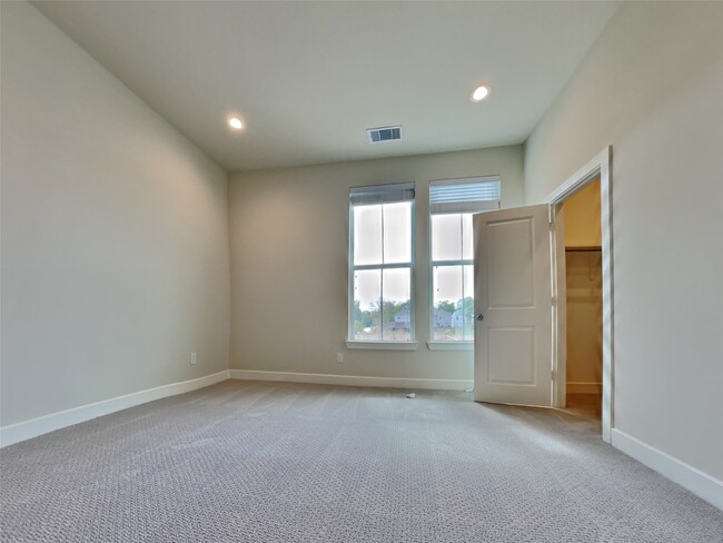 Building Photo - 2604 Mid Ln