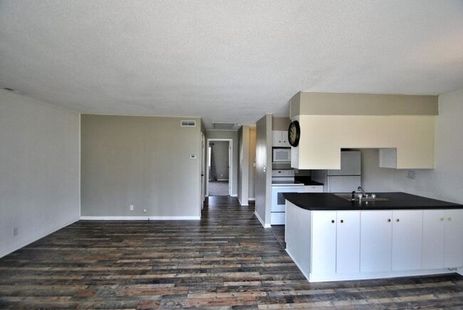 Building Photo - 65 Wilshire Heights Dr