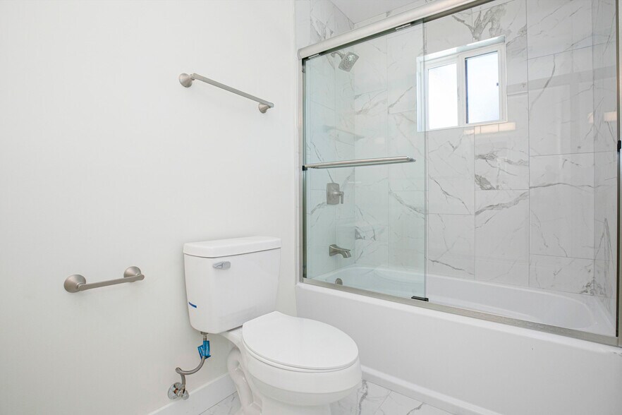 Building Photo - 10422 Woodley Ave